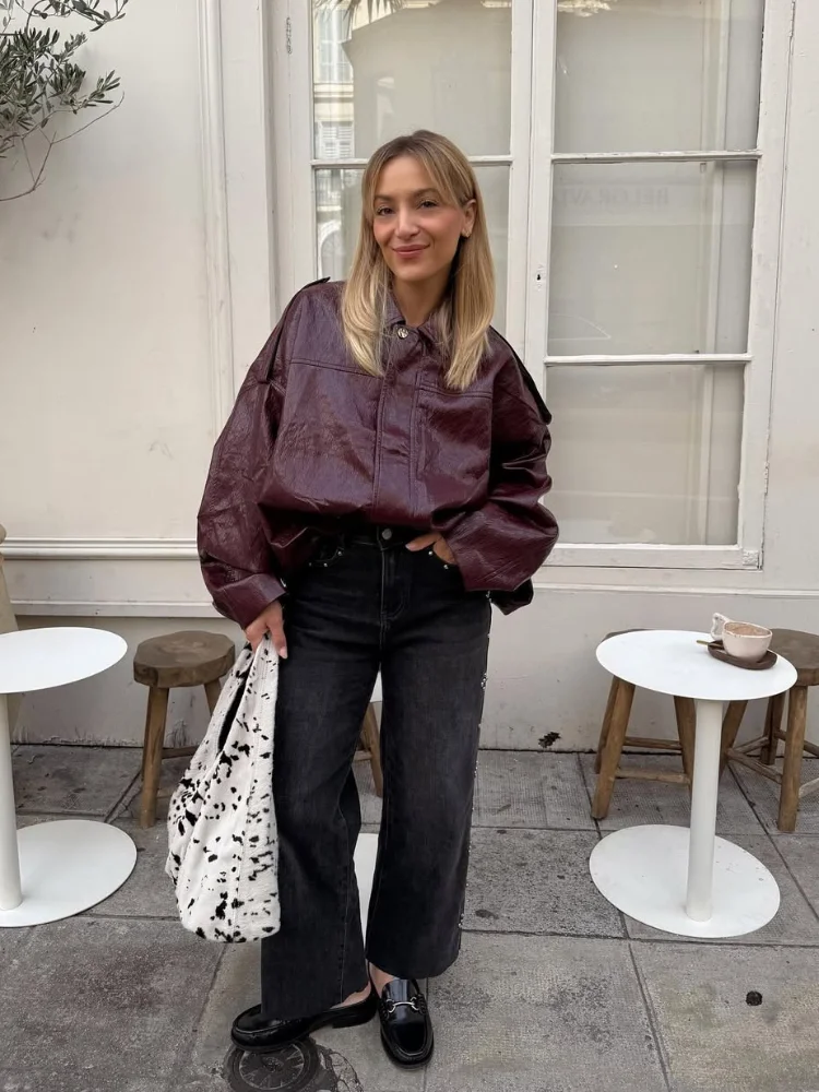 سترة جلدية قصيرة كلاسيكية باللون العنابي للنساء موضة طية صدر السترة دلو كم كامل ملابس خارجية فضفاضة 2025 سترات أنيقة للسيدات في الشارع