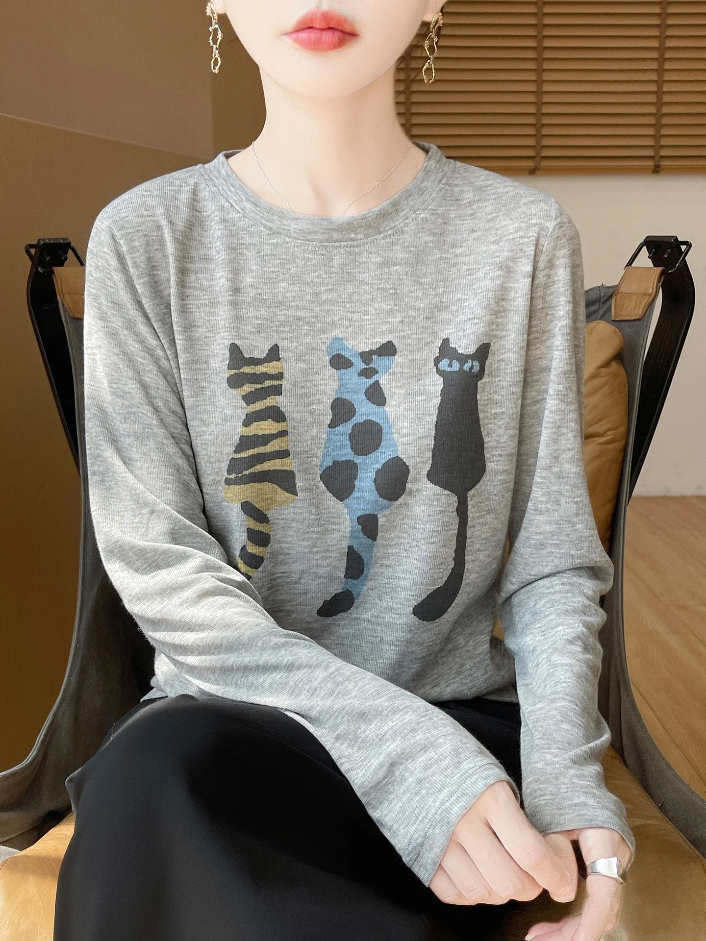

Женская трикотажная футболка свободного кроя с длинным рукавом и круглым вырезом, новинка осенней коллекции, с принтом котят, из шелковой смеси