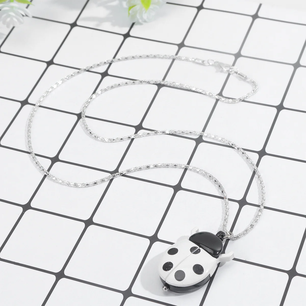 

White Retro Ladybug Shape Vintage Pocket Watch Quartz Alloy Elegant Portable Kids Gift Retro Watch for Daily Use Kids