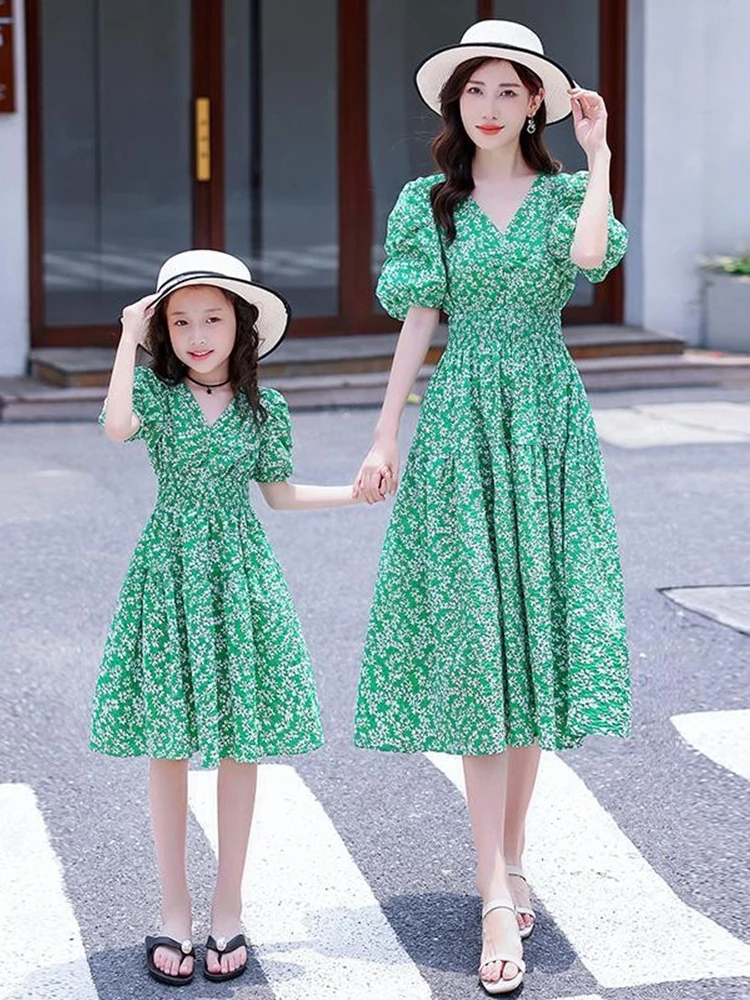 

Explosive Street Parent Child Dress Mother and Women's Chiffon Dress 2023 Summer Fragmented Flower Bohemian Vacation Beach Skirt