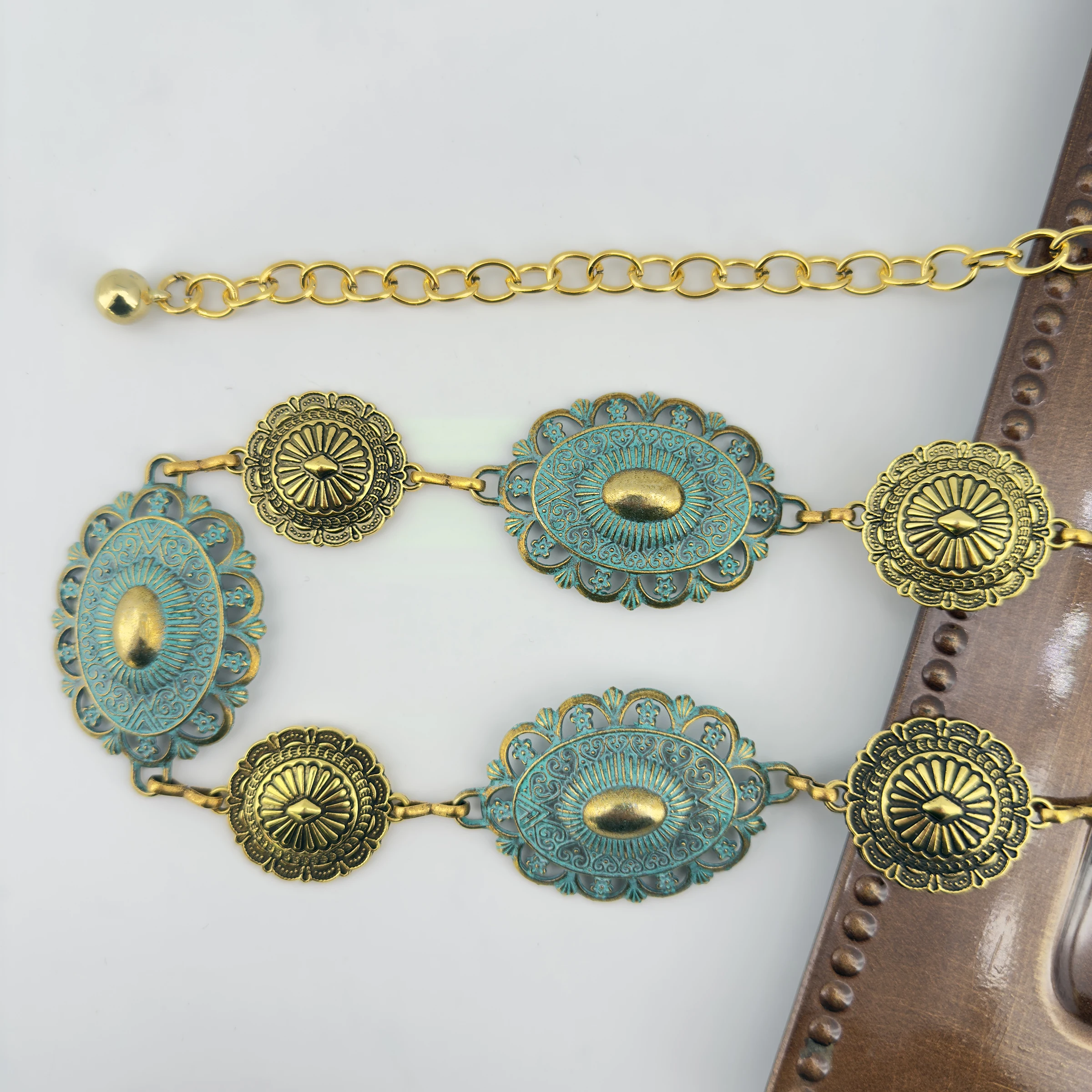Modische Westliche Taillenkette aus Zinklegierung im Antik-Rotkupfer-Stil mit Gold- und Grünpulverprägung, Einzigartiges Design in Kleinserien – Detail 6
