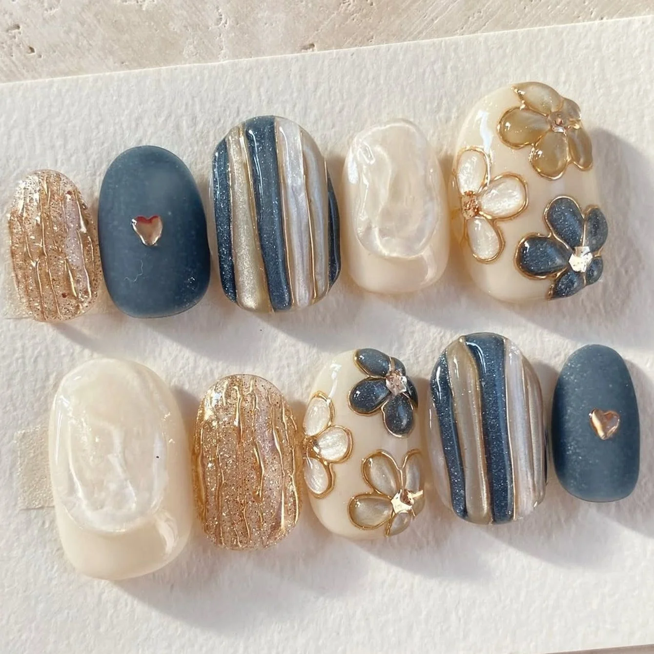 10 Pieces of Hand Pressed Short Oval Nails, Beautiful Fake Nails, Haze Blue Milky White Gilded Flowers, Suitable for Women to Us