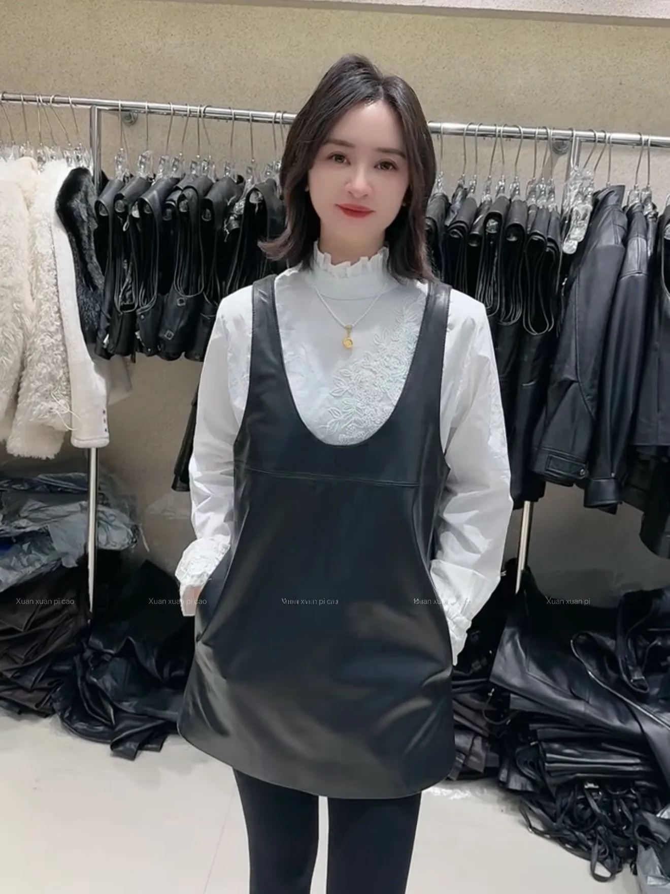 

Новая женская жилетка из овчины 2025 года: приталенная, универсальная, для повседневной носки, с круглым вырезом, на молнии, средней длины