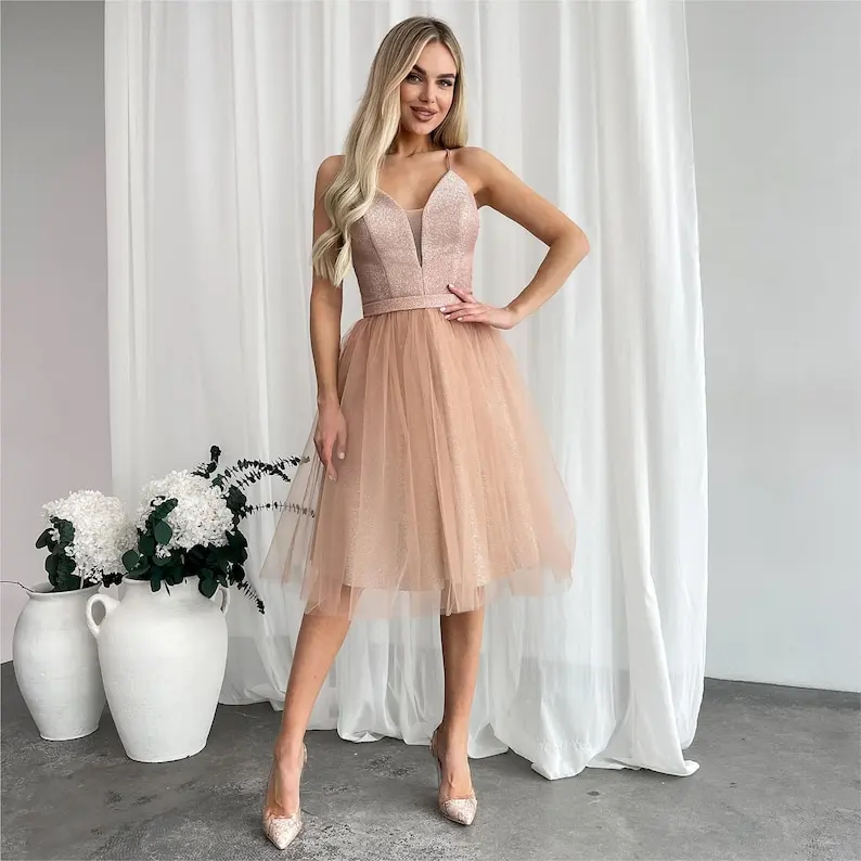 Świąteczna, błyszcząca sukienka z dzianiny z tiulową spódnicą i sznurowanym tyłem. Sukienka koktajlowa w stylu bajkowym i gorsetowym. Elegancka sukienka wizytowa damska