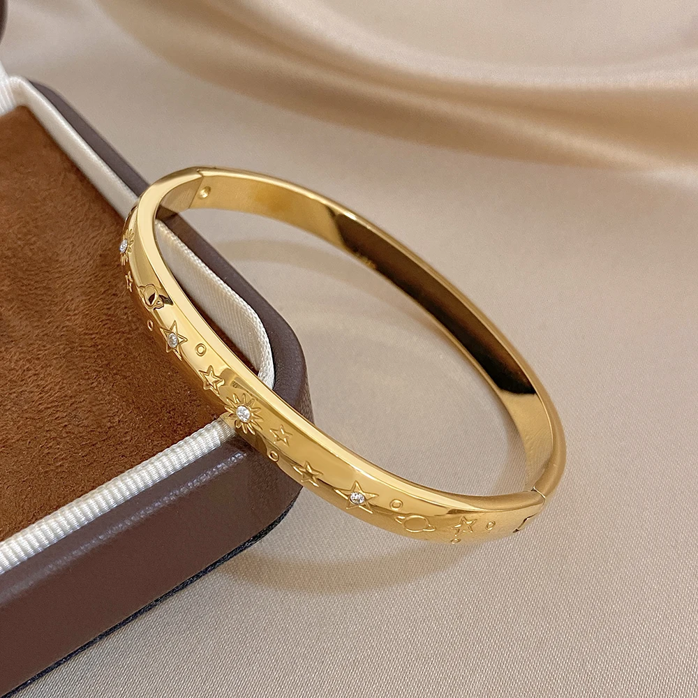 1 Stück AENSOA Neuer Edelstahl-Armreif mit Stern-Textur und Gravur für Damen, Zarte Zirkon-Armbänder in Gold- und Silberfarbe, Schmuckgeschenk – Detail 4
