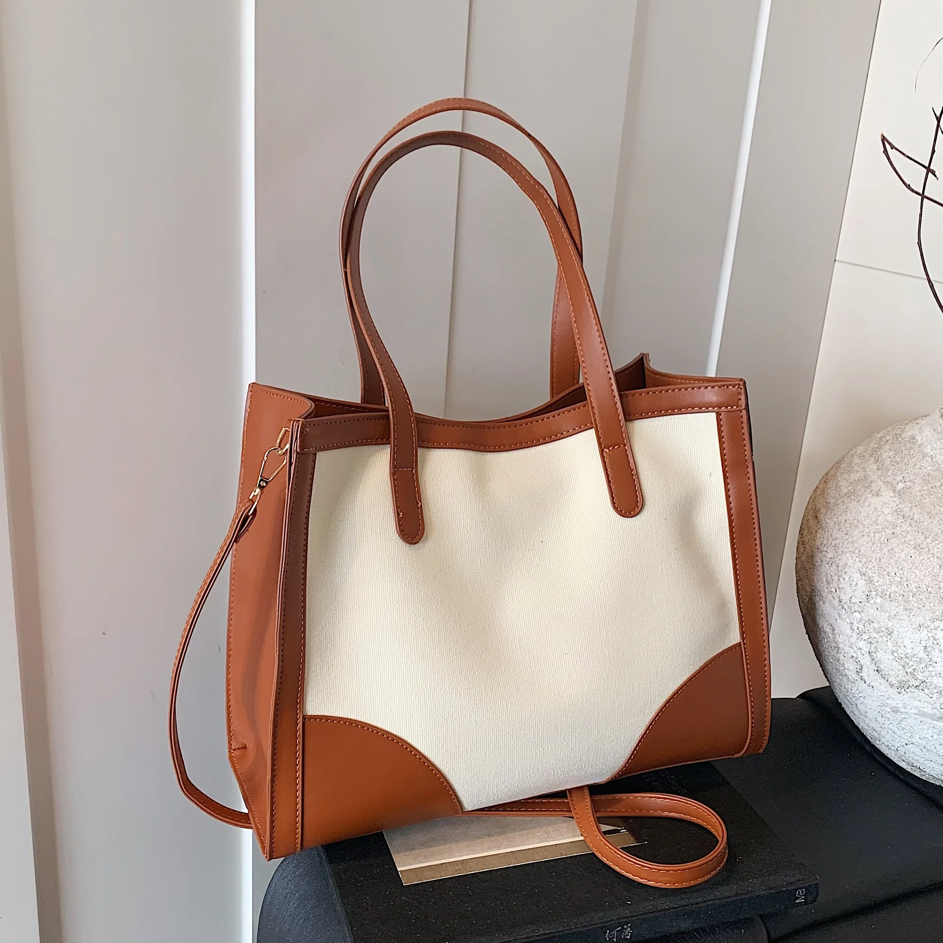 

2025 New Autumn and Winter Large-capacity Bag Women's Contrasting Color Messenger Bag Casual Commuter Portable Tote Bag