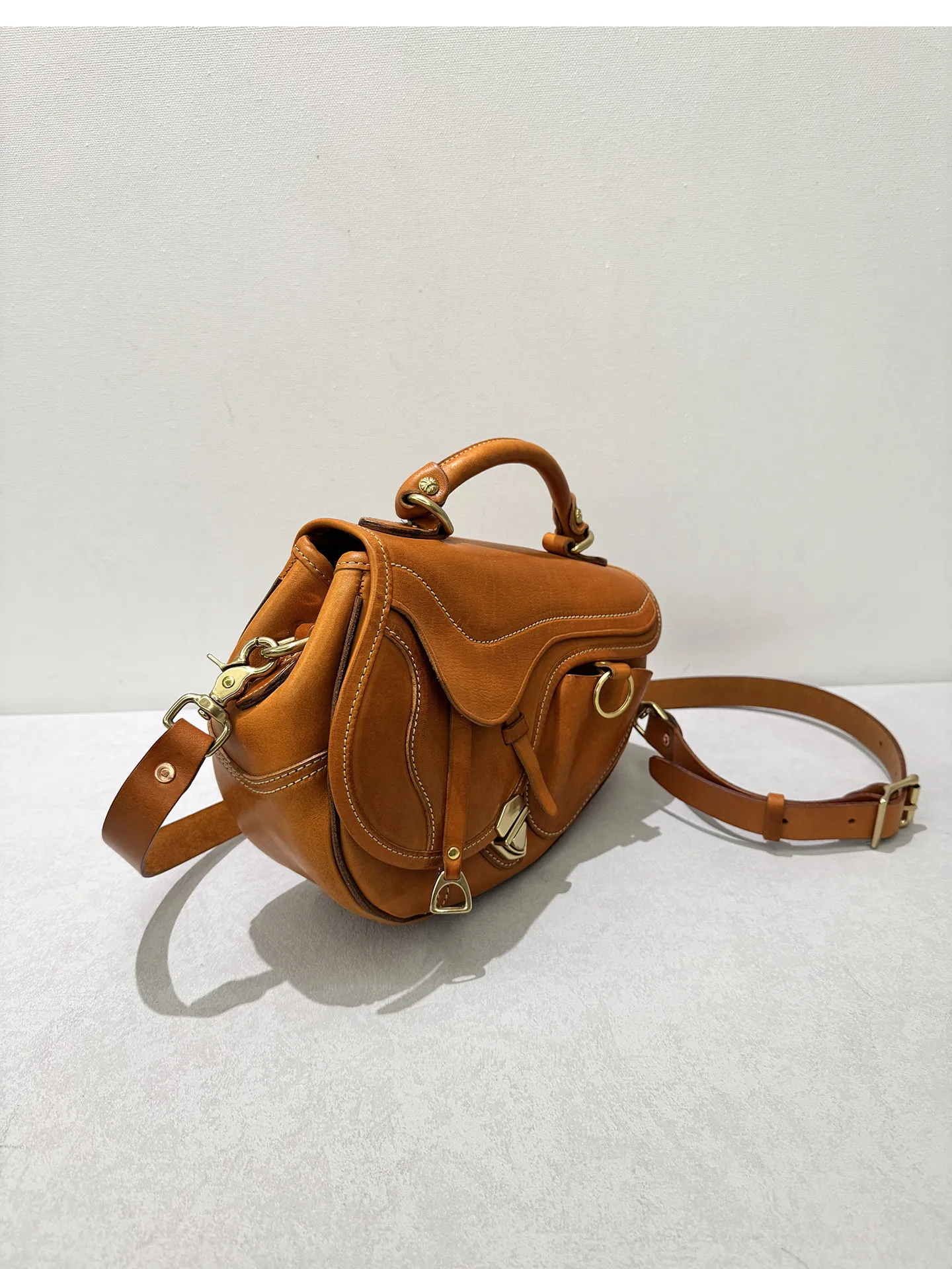 Handgefertigte, hochwertige Damen-Satteltasche aus erstklassigem Rindsleder für den täglichen Gebrauch, luxuriöse Schultertasche aus echtem Leder für Reisen. – Detail 9