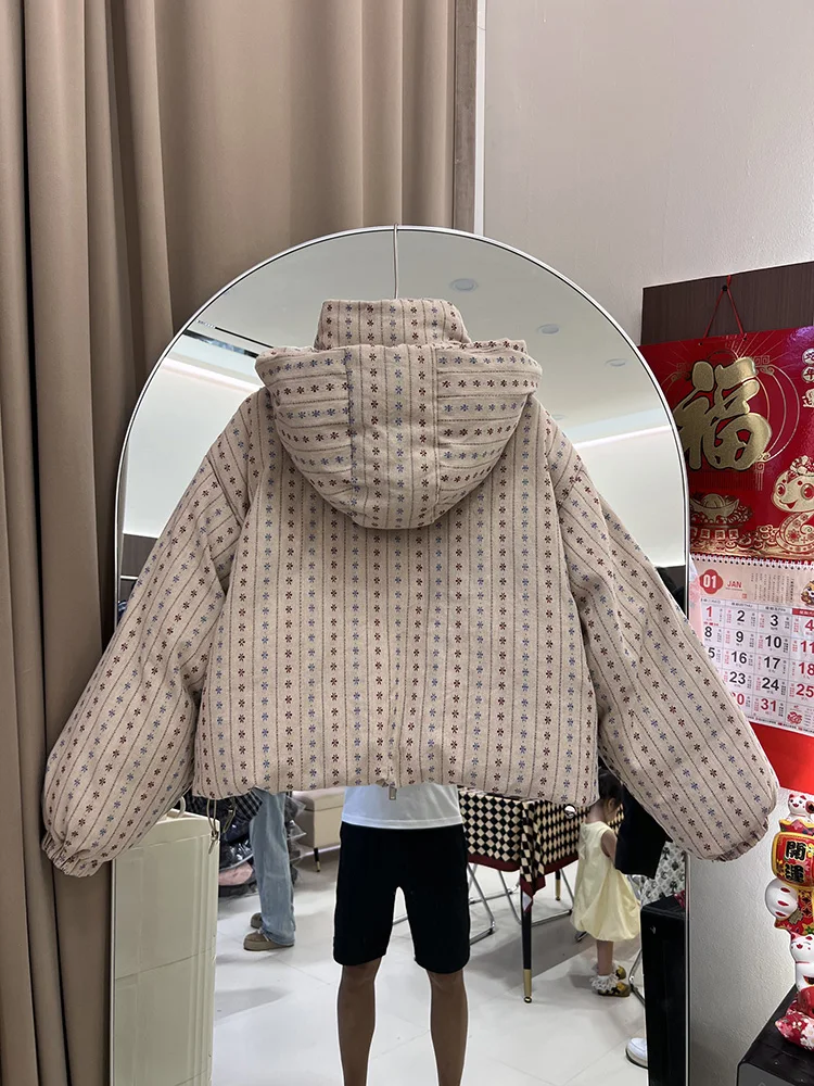 2025 겨울 신상 작은 꽃무늬 프린트 다운 재킷 여성용 숏 스타일 후드 패션 루즈 화이트 덕 다운 코트 트렌디