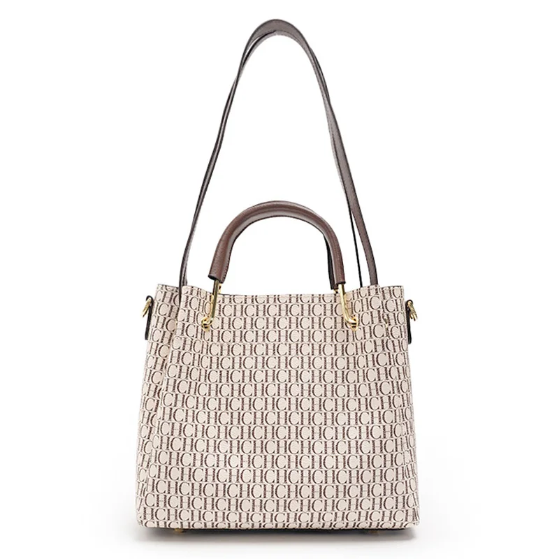 حقيبة يد كلاسيكية مطبوعة بأحرف من العلامة التجارية CH بسعة كبيرة وتصميم خلفي متعدد 2025 حقيبة كتف نسائية فاخرة خفيفة جديدة