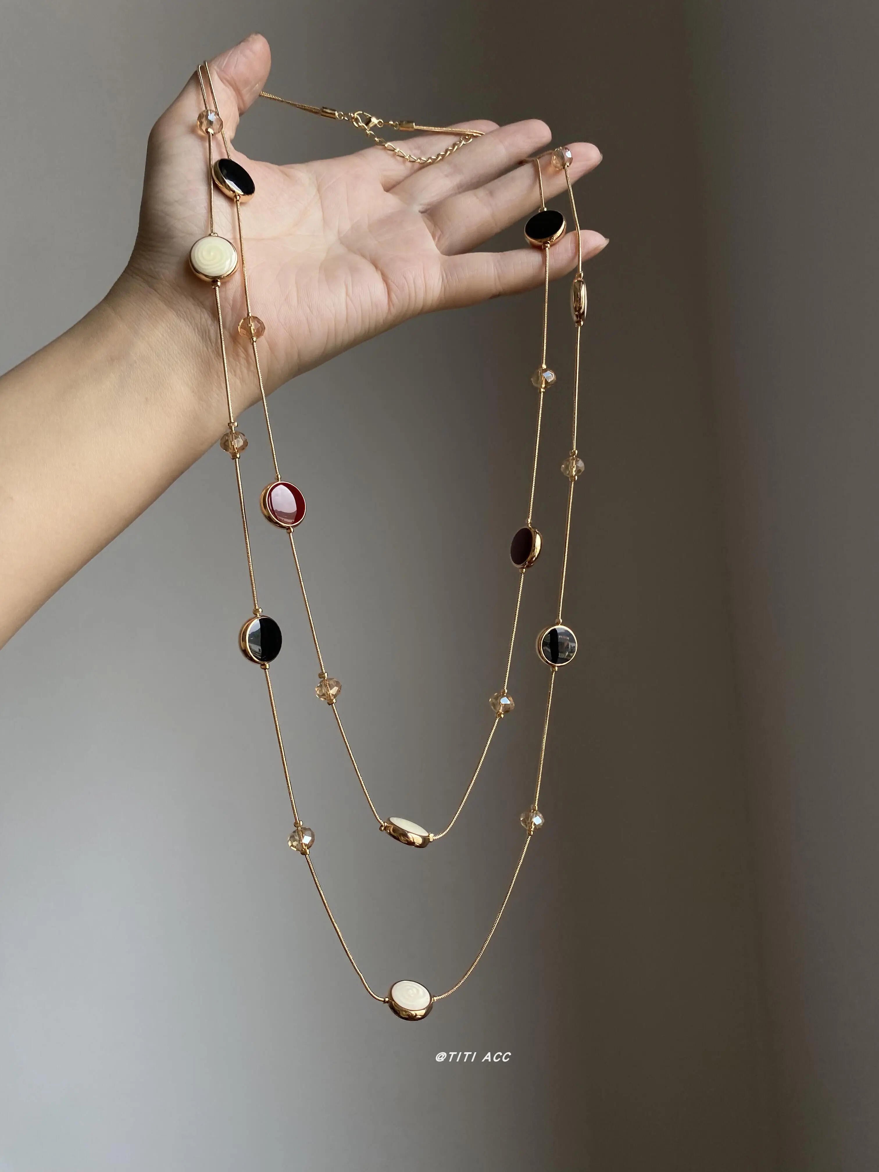 

Vintage-style double-layered metal necklace for women, exuding a sophisticated French elegance, long sweater chain accessory.