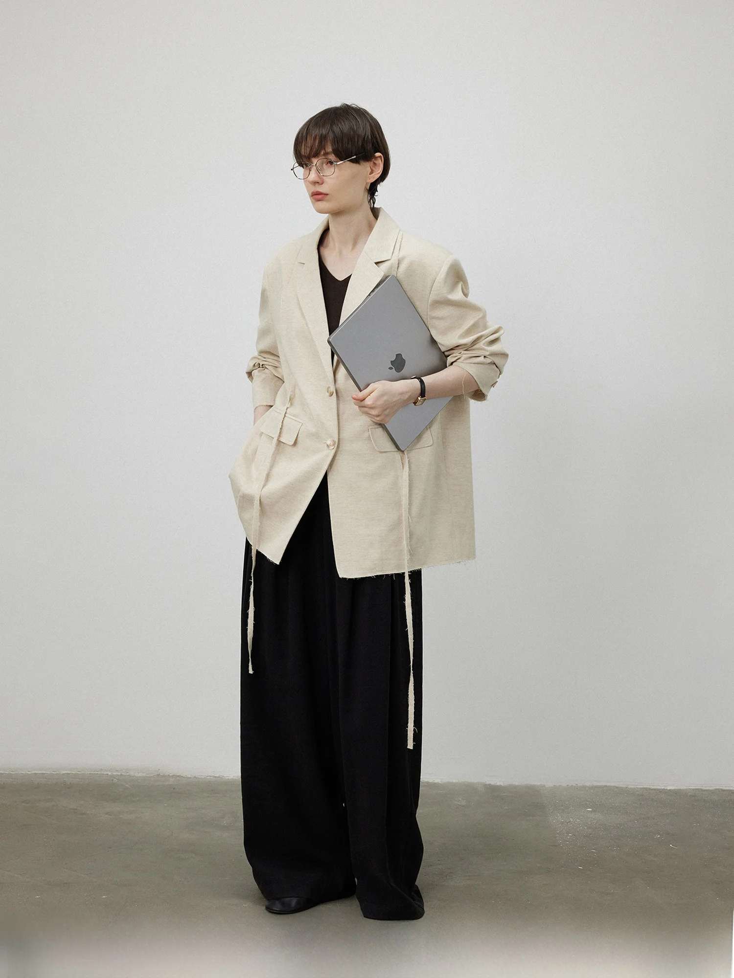 

Костюм из хлопка и льна с одной пуговицей, широкими плечами, оригинальным дизайном, свободного кроя, длинными рукавами, однотонный