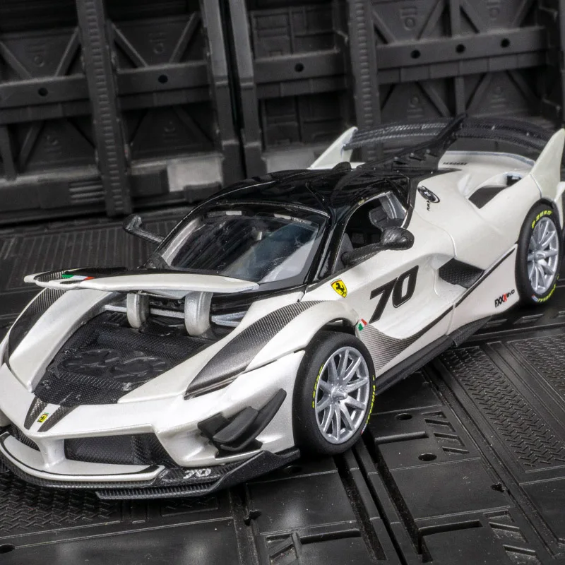 

Bburago 1:32 Ferrari FXX K, модель суперкара из сплава, украшение автомобиля, обратная связь звука и света, детская игрушечная машина в подарок