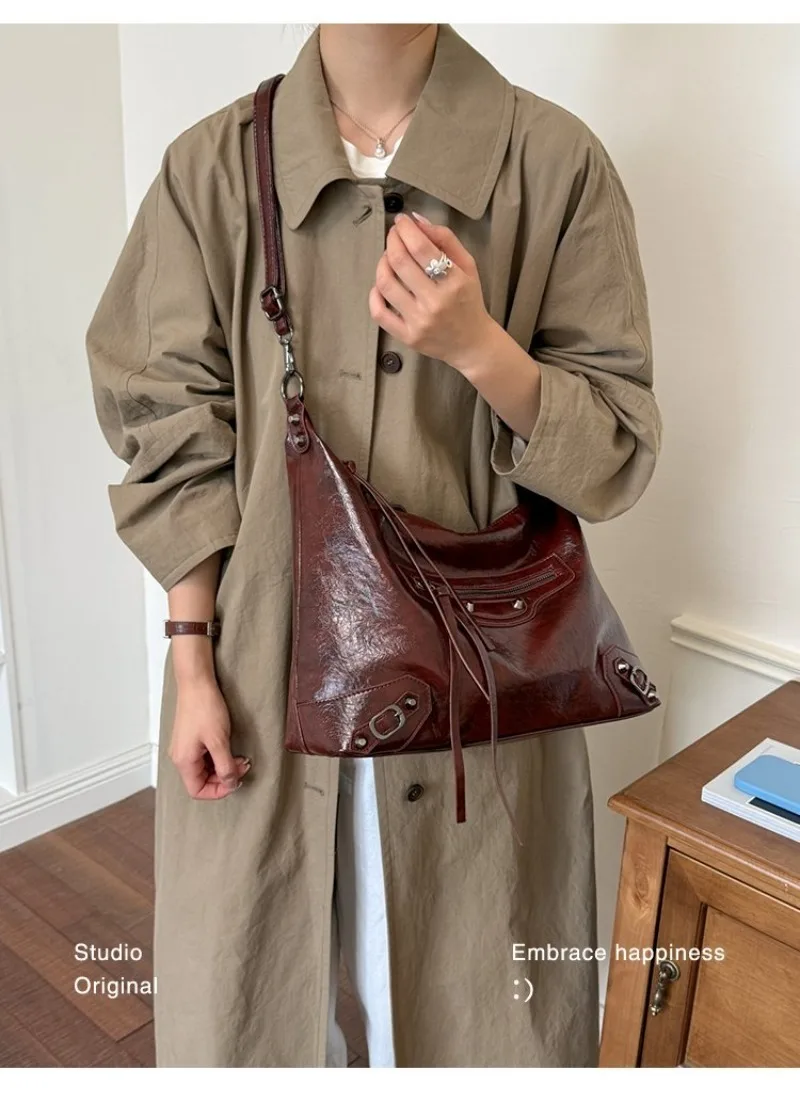 CEEKAY Damen Hobo-Tasche, Schwarz, Glänzendes PU-Leder, Große Schulterhandtasche mit Reißverschluss-Detail, für den täglichen Arbeitsweg, Casual, Minimalistisch – Detail 12