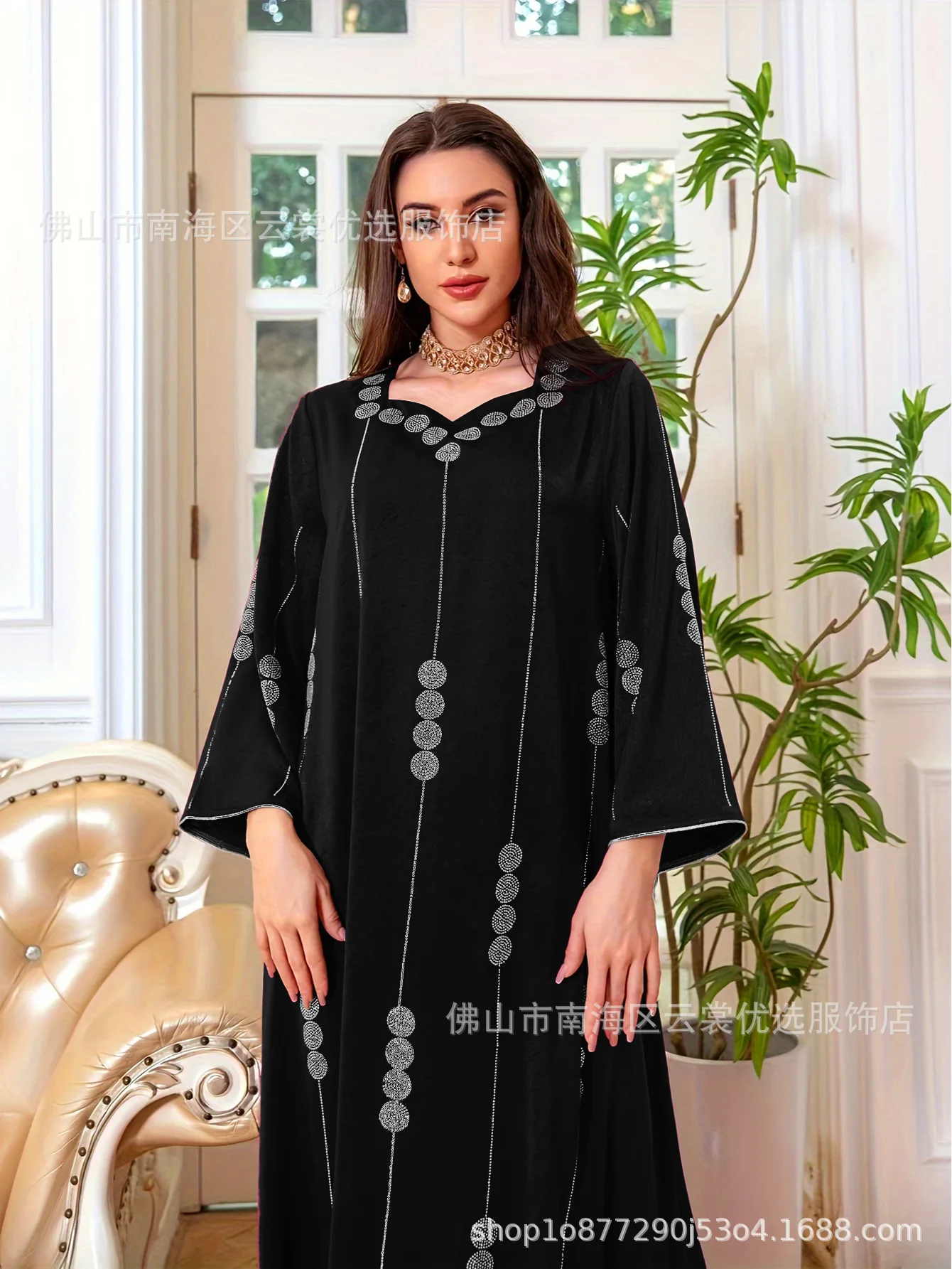 

Fashionable Satin Long Sleeve Dress Arab Dubai Style Muslim Clothing Slim Fit Gown with Hotfix Rhinestones Middle East Design