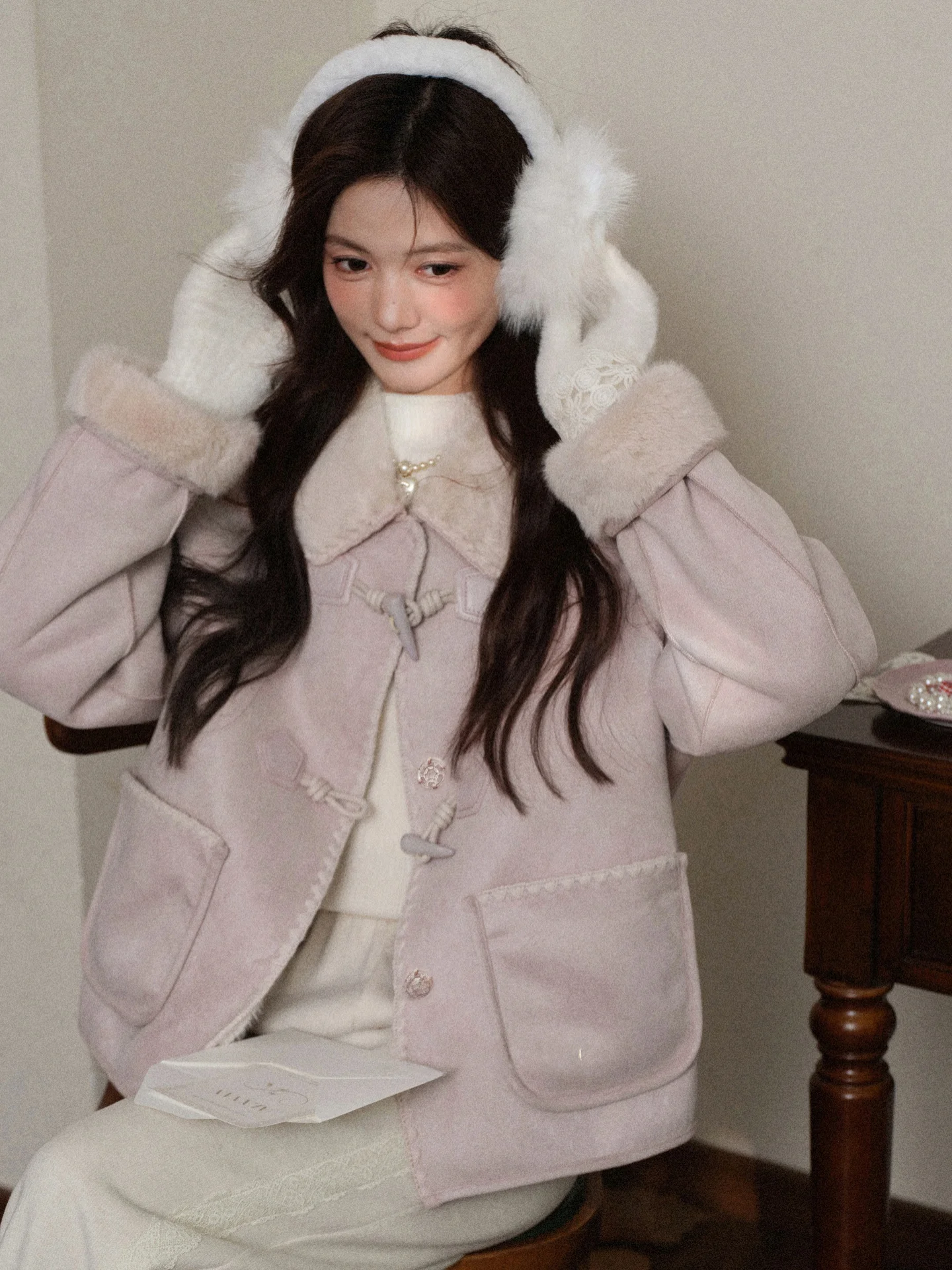   ort Pelzleder Inteated Jaet für Damen von Deer towards South Marken-Wintermantel in rosa Farbe mit Knopfdetail