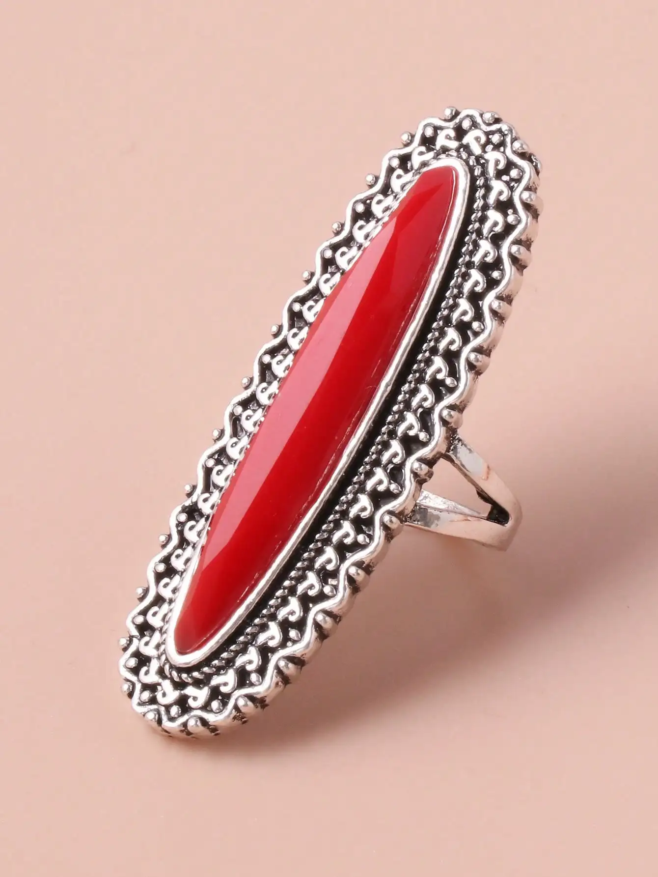 Anillo de estilo bohemio con piedra roja para mujer con intrincado filigranado en tono plateado