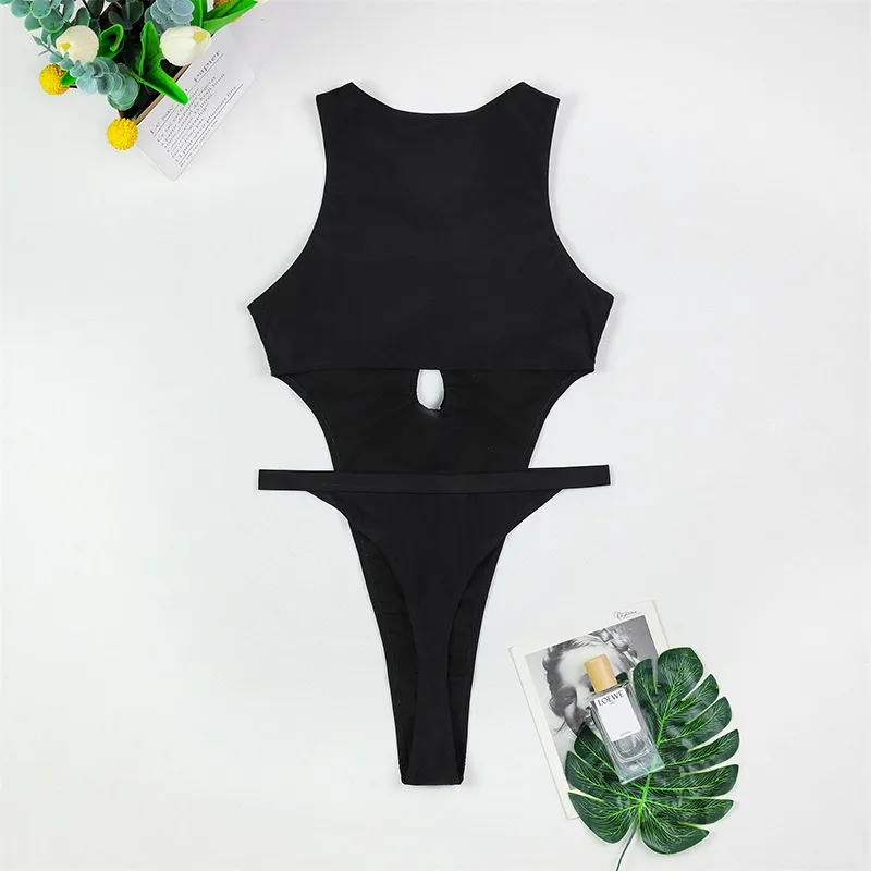 ملابس سباحة أوروبية وأمريكية جديدة لعام 2025 برقبة دائرية مجوفة من قطعة واحدة ملابس سباحة مثلثة للنساء بلون شاطئ البحر