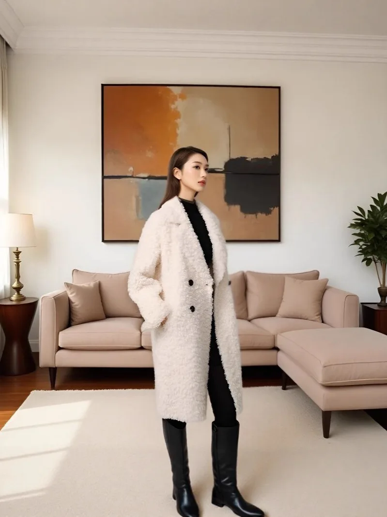 เสื้อแจ็คเก็ตกันลมสำหรับผู้หญิงรุ่นใหม่ของนักออกแบบนี้เป็นเสื้อโค้ทขนเท็ดดี้ทำจากขนแกะและขนสัตว์เทียม