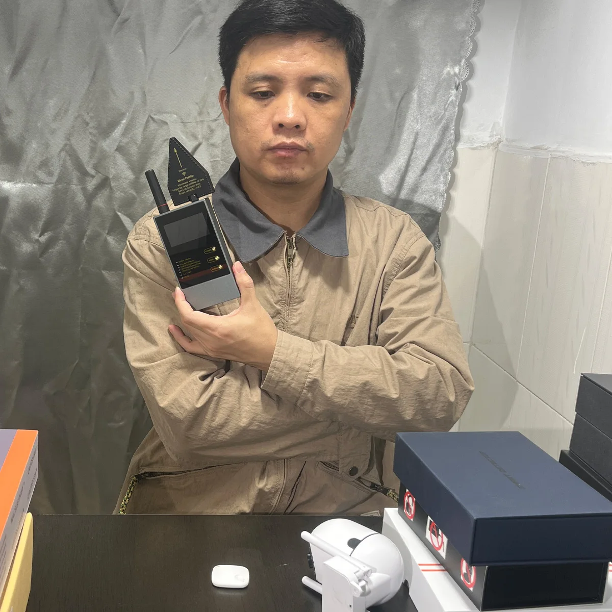 

Профессиональное устройство для защиты от слежения - GPS-трекер UT-24/12 для автомобиля, обнаруживает скрытые локаторы, включает микроантенну-указатель