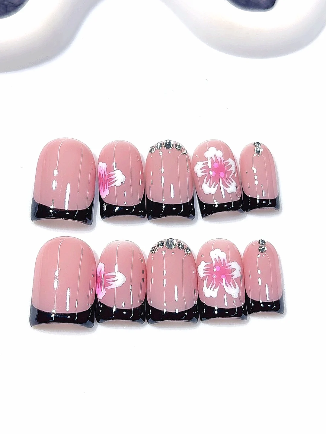 

Накладные ногти French Tip, розовые с цветочным узором и серебряными линиями, короткие круглые накладные ногти с стразами для женщин (L306)