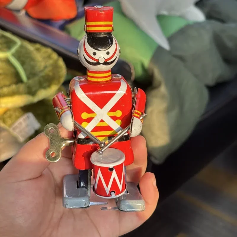 [Funny] Adult Collection Retro Wind up toy Metal Tin military band robot drummer Mechanical toy Clockwork toy figures kids gift