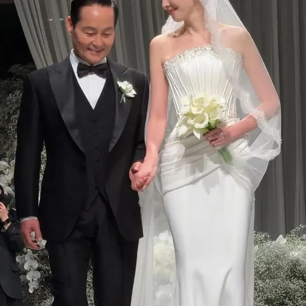 ชุดแต่งงานทรงเมอร์เมดแบบคอร์เซ็ทไร้สาย ปรับแต่งได้ ประดับลูกปัด ผ้าซาติน จับจีบ ทรงเข้ารูป สีขาว ยาว