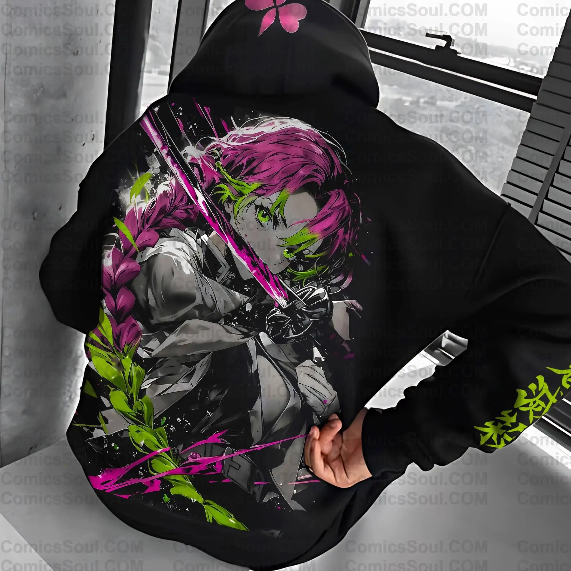 黒の鬼滅の刃パーカーセット、紫髪のキャラクター、ピンクの刃のバックプリント、緑の袖のテキスト、正面の刀のロゴ、鬼滅の刃