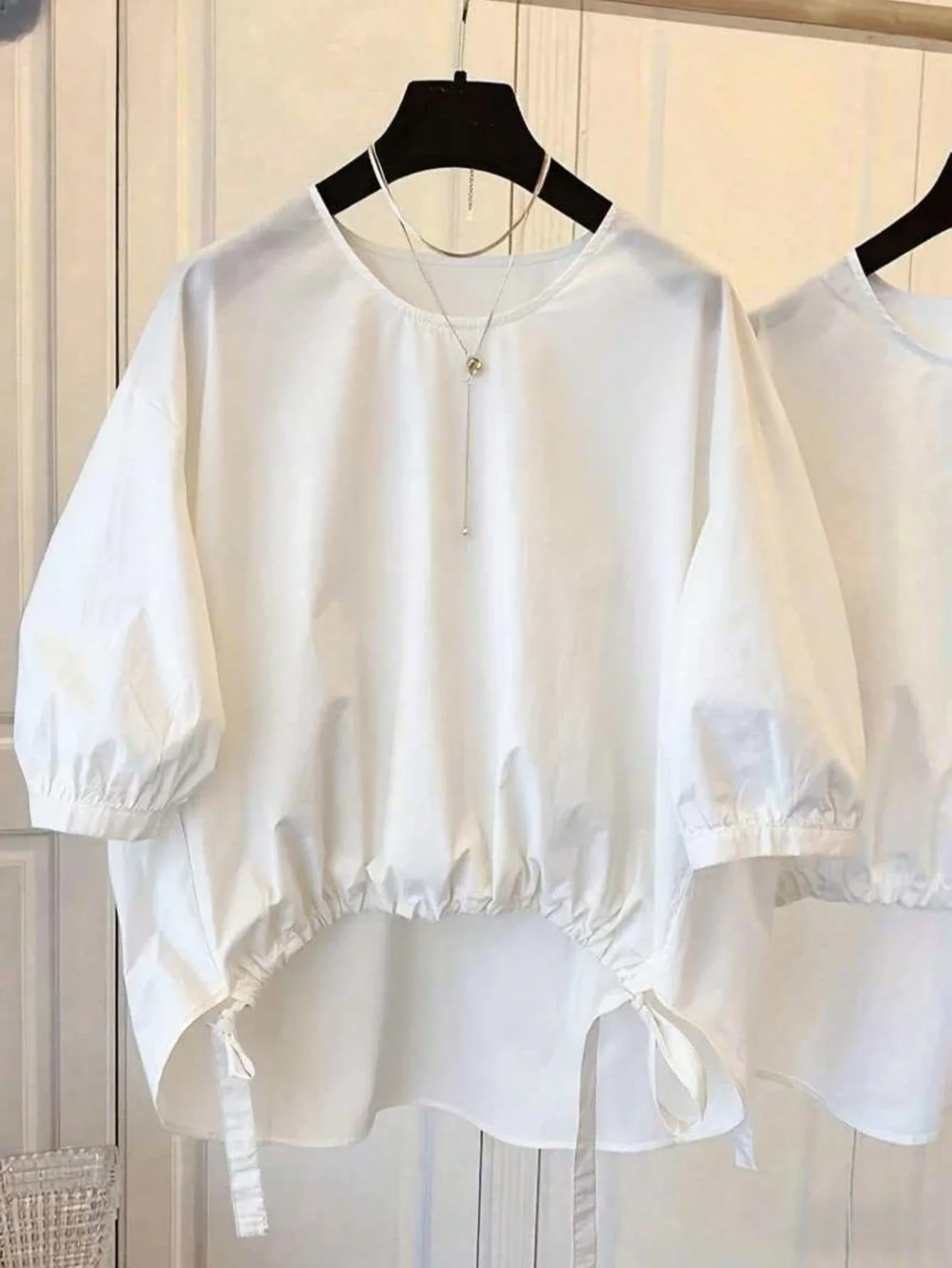 

Женская однотонная блузка с круглым вырезом, рукавами-фонариками и асимметричным подолом, белая, летняя