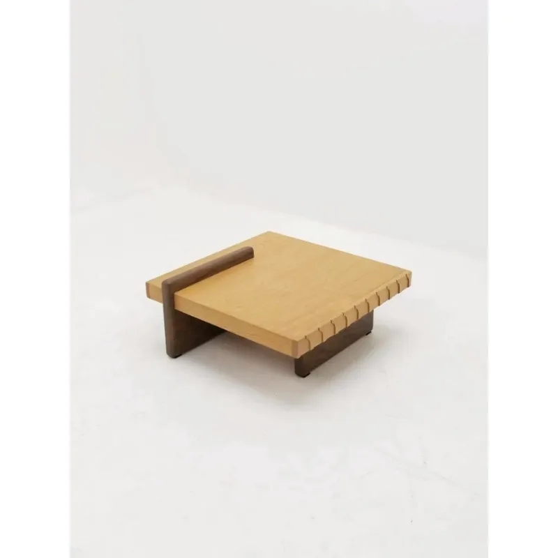 

журнальный столик с чашкой, диван для гостиной в бревенчатом стиле