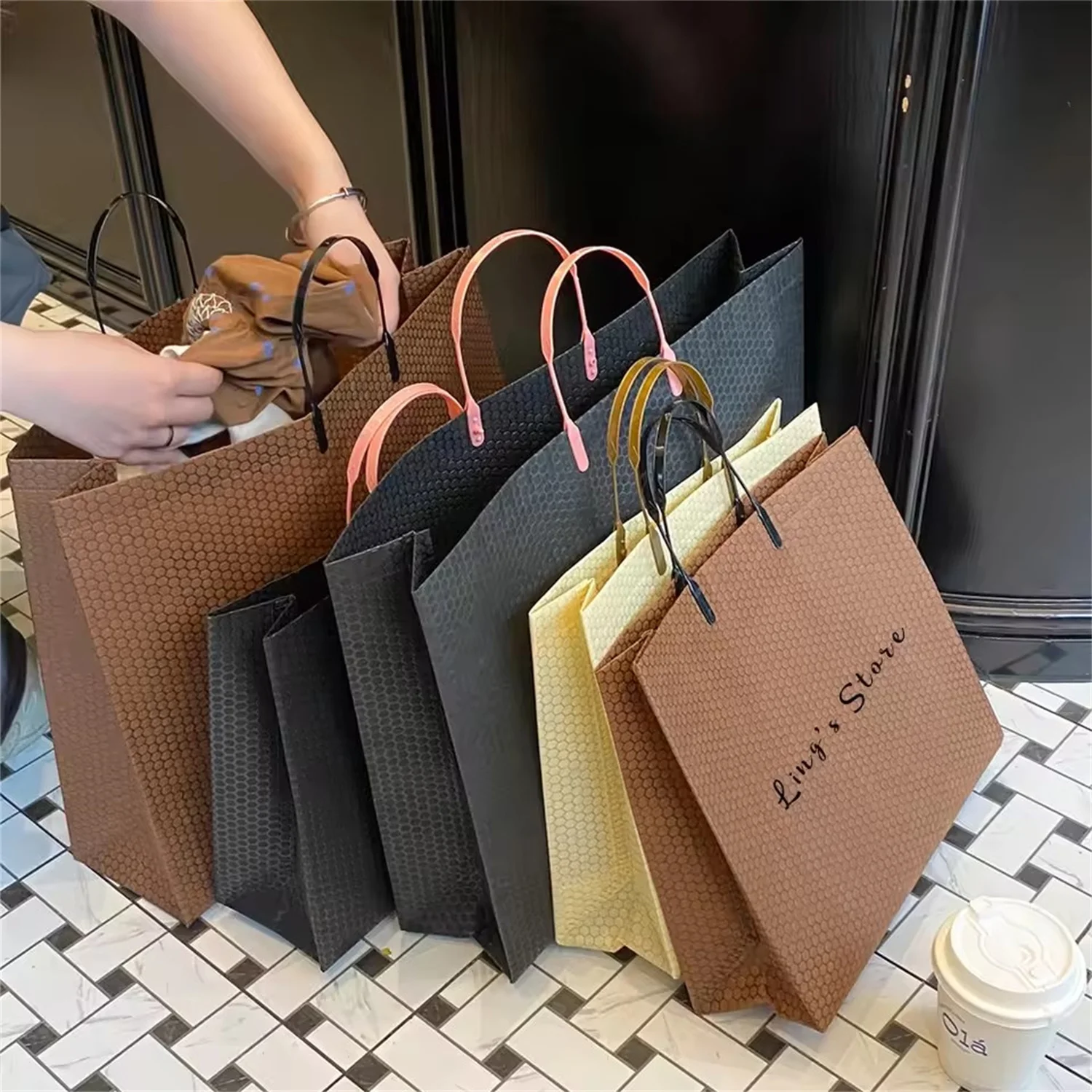 200 قطعة شعار مخصص مجوهرات حمل الحقائب غير المنسوجة فستان التسوق القماش تي شيرت مستحضرات التجميل هدايا الزفاف هدية الأحذية التعبئة والتغليف حقيبة يد