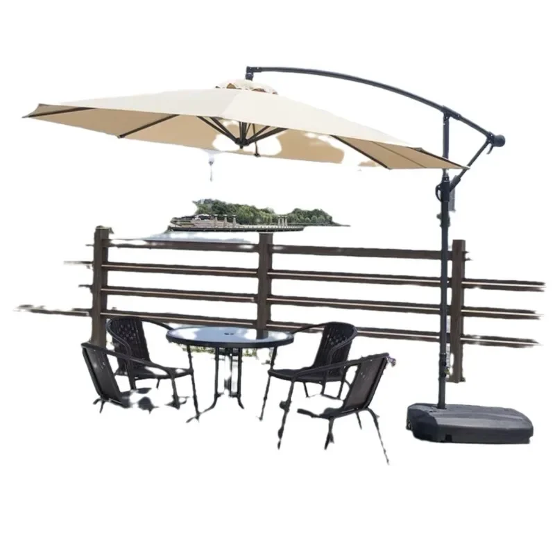 傘付きの屋外テーブルと椅子の組み合わせの中庭