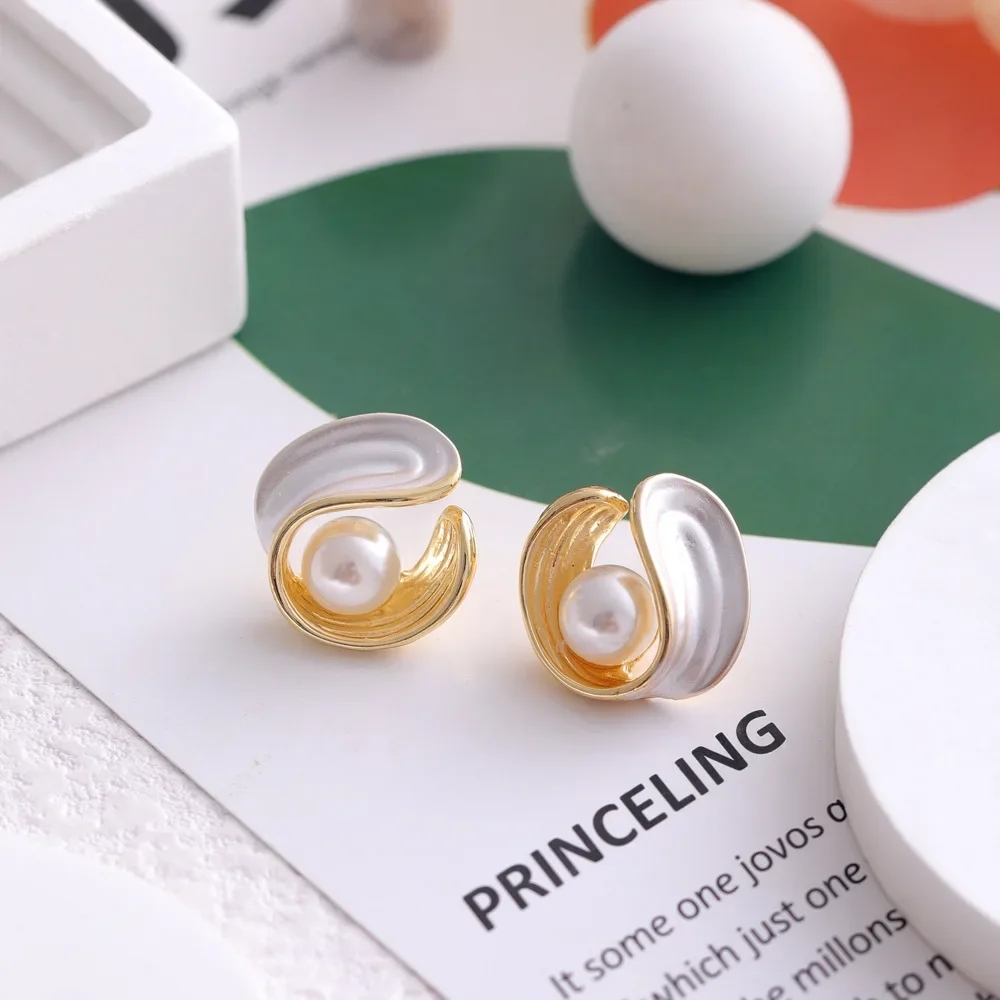 White Enamel shell Imitation Pearl Stud Earring for Women Simple Cute Geometry Rhombus Jewelry Brincos Friend Gift