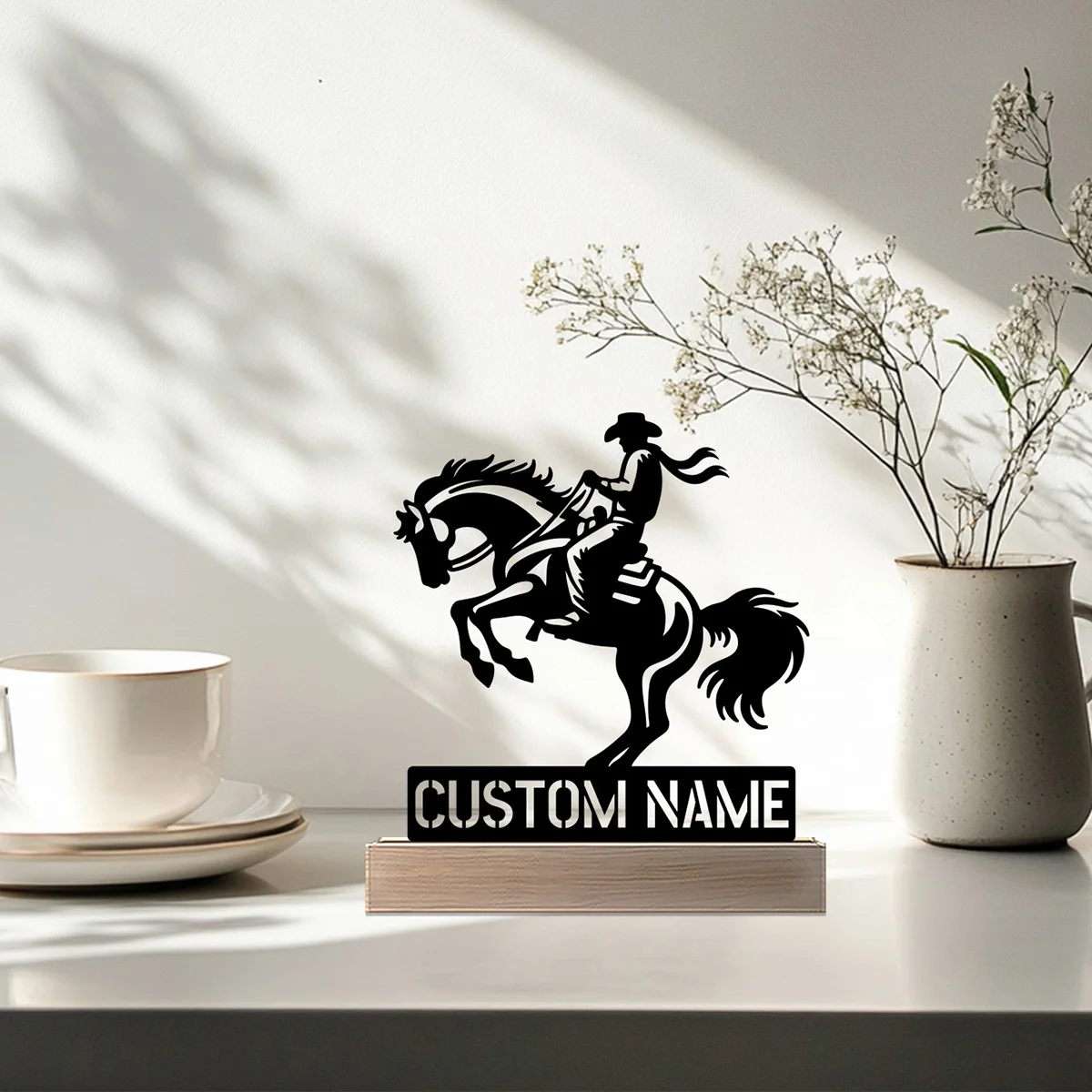 1pc Moderna Underling Nome personalizzato Statua in metallo con base in legno Ornamento in ferro Scultura in latta Artigianato d'arte con base in legno