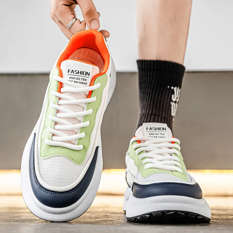 أحذية رجالية بيضاء شبكية جديدة قابلة للتنفس خفيفة الوزن ومنخفضة أعلى أحذية سميكة سوليد الارتفاع زيادة أحذية مريحة وغير رسمية