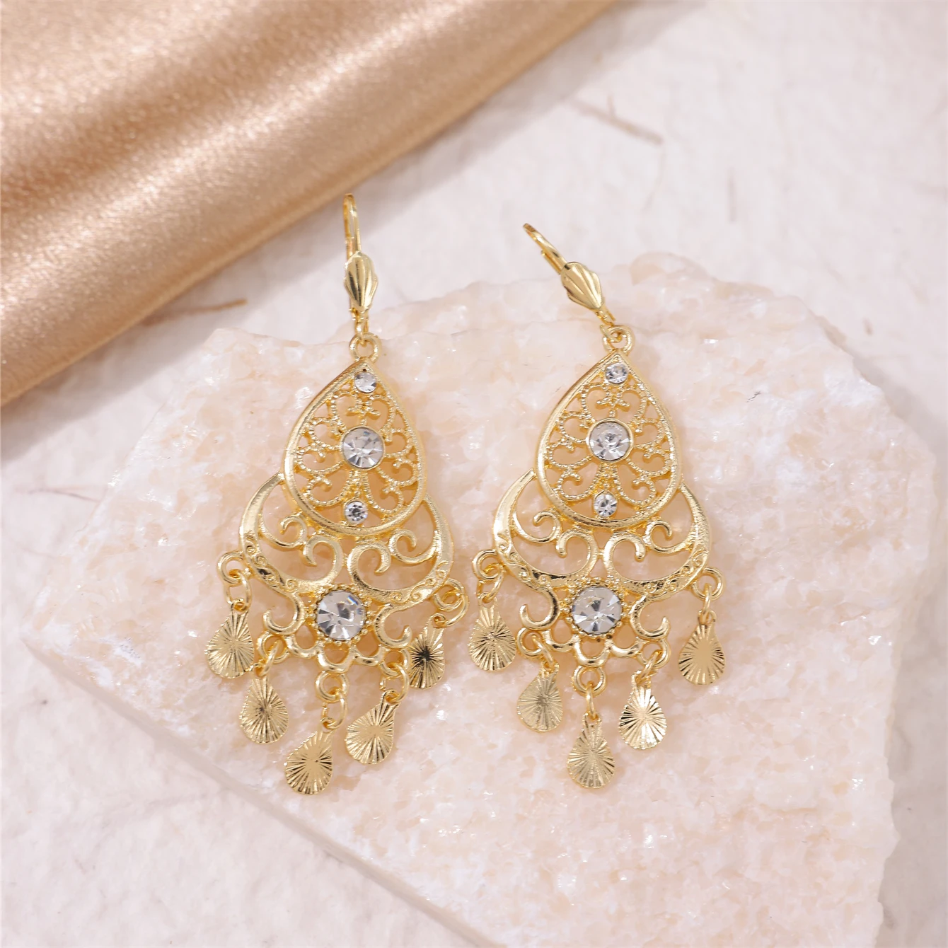 A Pair Of Unique Retro Hollowed-out Alloy Earrings Moroccan Popular Lady Earrings French Popular Bride Jewelry