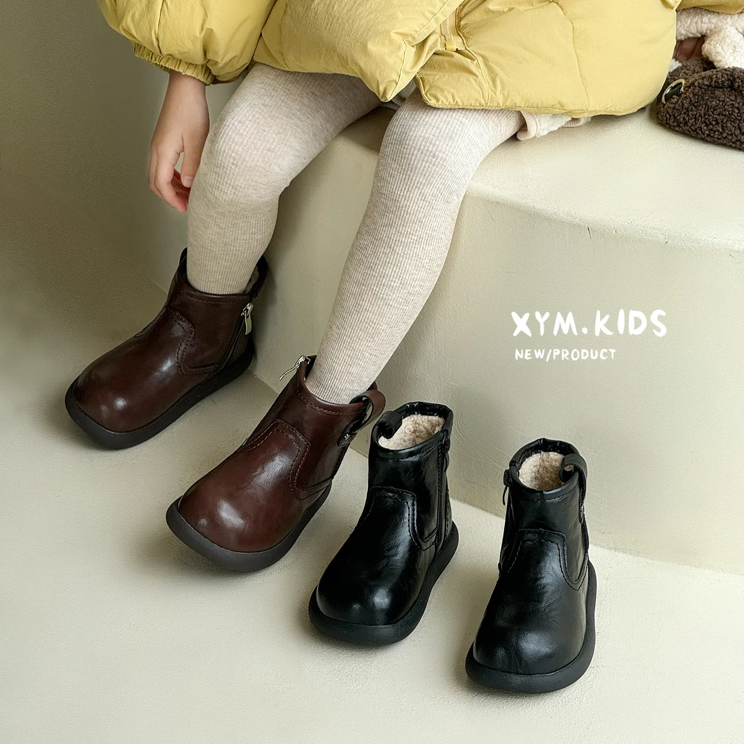 2025 شتاء جديد أحذية الأطفال المألوف الرجعية المخملية الدافئة الفتيات الأحذية الجلدية كعكة الماعز الصوف أحذية بوت قصيرة