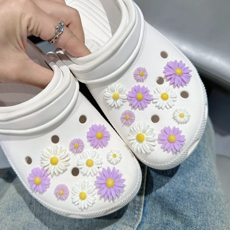 

18PCS Fashion Shoe Charms Set Accessories Hole Shoe Buckle Summer Light Purple Fresh Daisy DIY Shoes Decorations for Bogg Bag