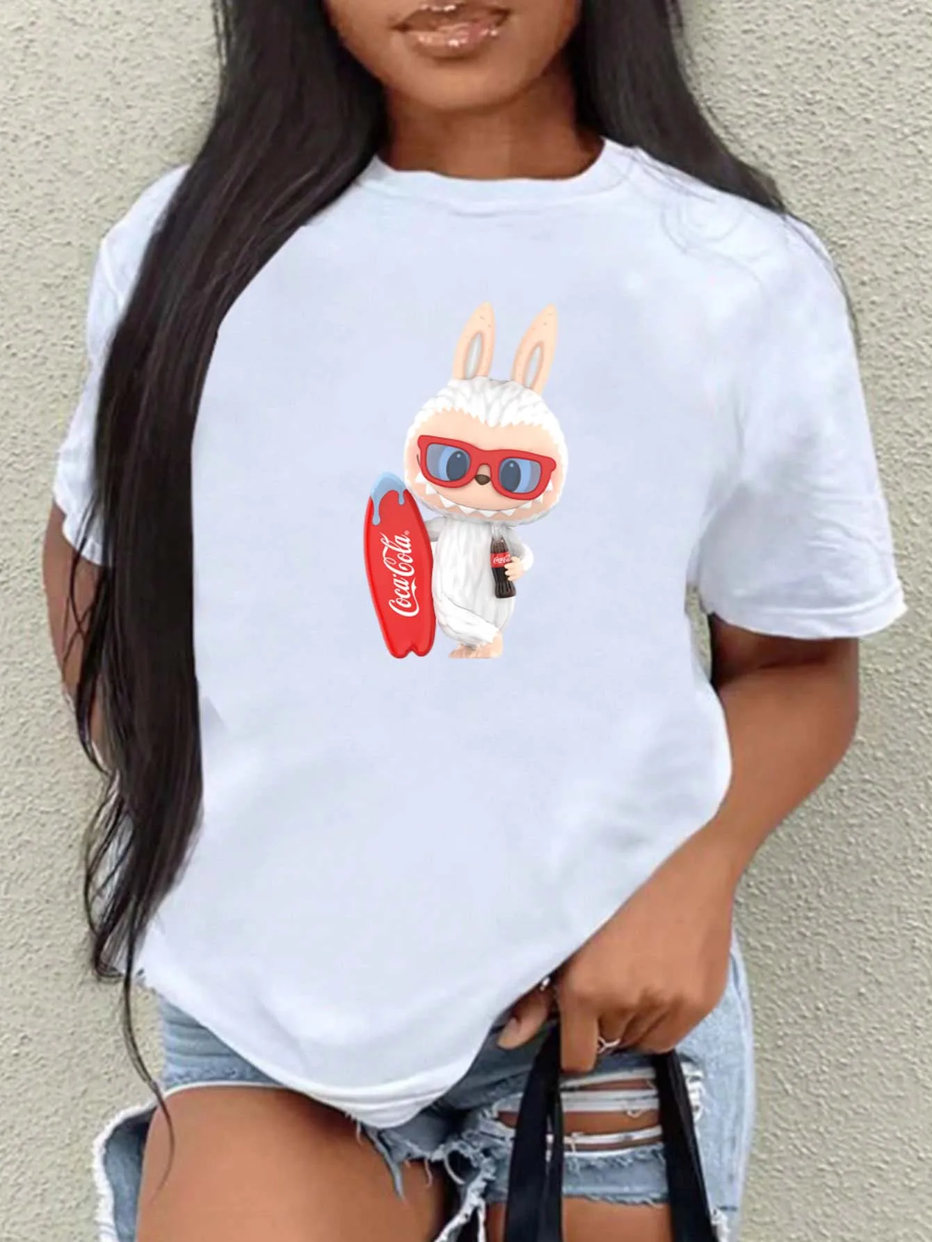 

«Bulala Coca - Cola Bunny: доска для серфинга - держащая, газовая - переноска, прохладный летний дизайн для футболок Bulala — рубашки».