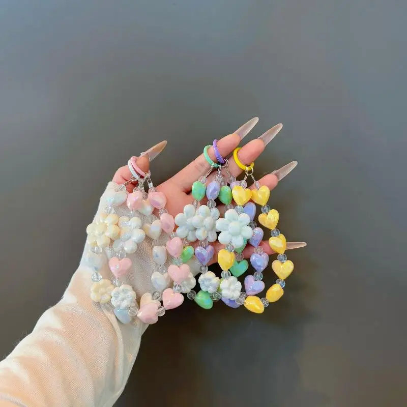 Kurzes Handgelenkseil mit buntem Blumenkettenanhänger, Anti-Verlust-Schutz, süßes Handy-Lanyard mit Blumen- und Herzperlen. – Detail 1