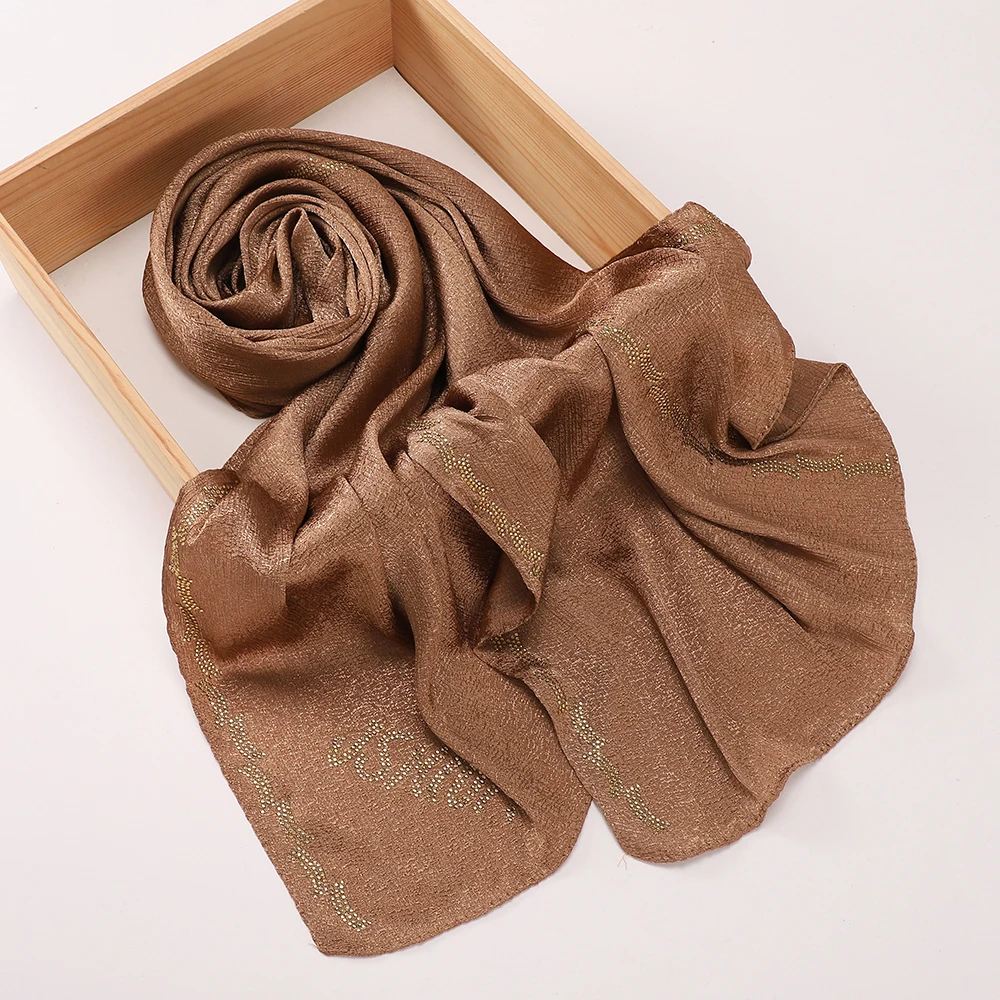 Luxuriöser Glitzer-Hijab mit Strassrand aus Seidensatin – Modischer islamischer Kopftuch-Schal für Damen – Detail 2