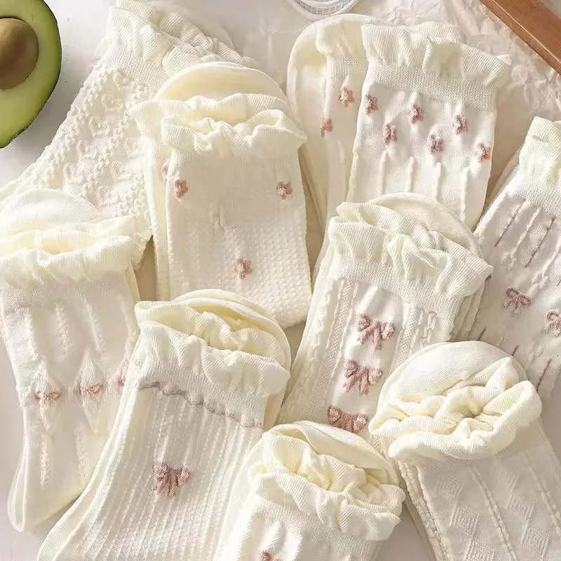 Einfache weiße Socken, vielseitig einsetzbar, schöne Schleife, kleine Blumen, mittelgroße Damensocken, Kawaii Harajuku JK Lolita Mädchen-Baumwollsocken