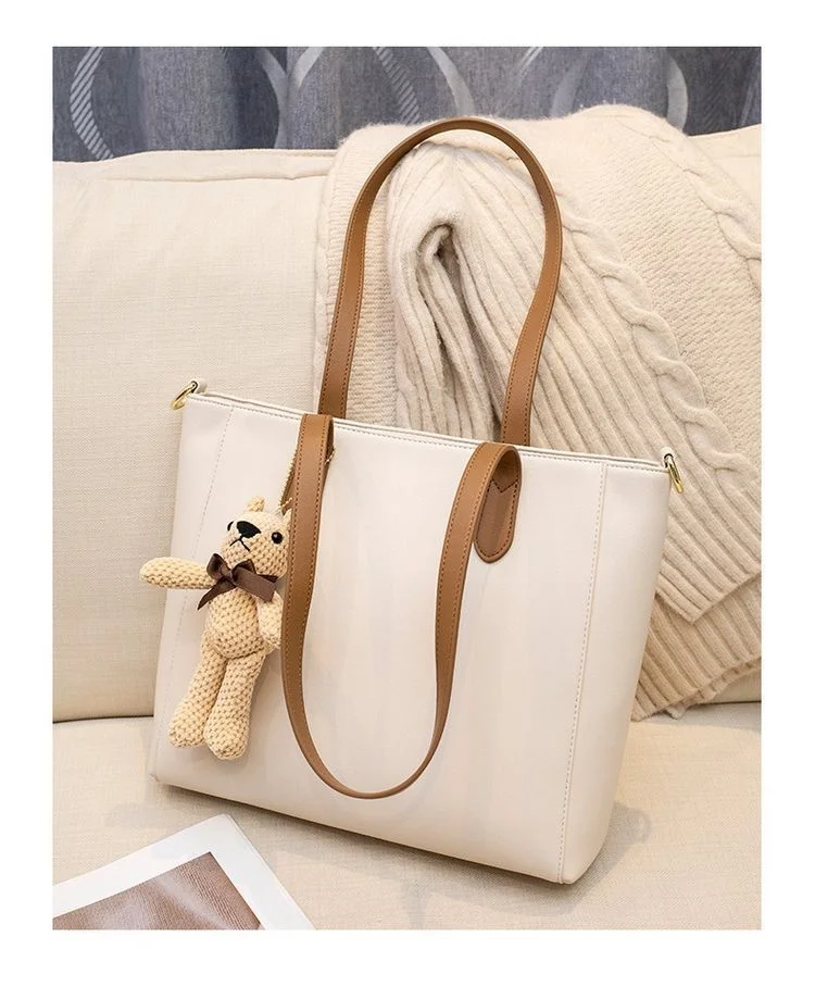 

Женская сумка большой вместимости из искусственной кожи с подвеской в виде плюшевого мишки