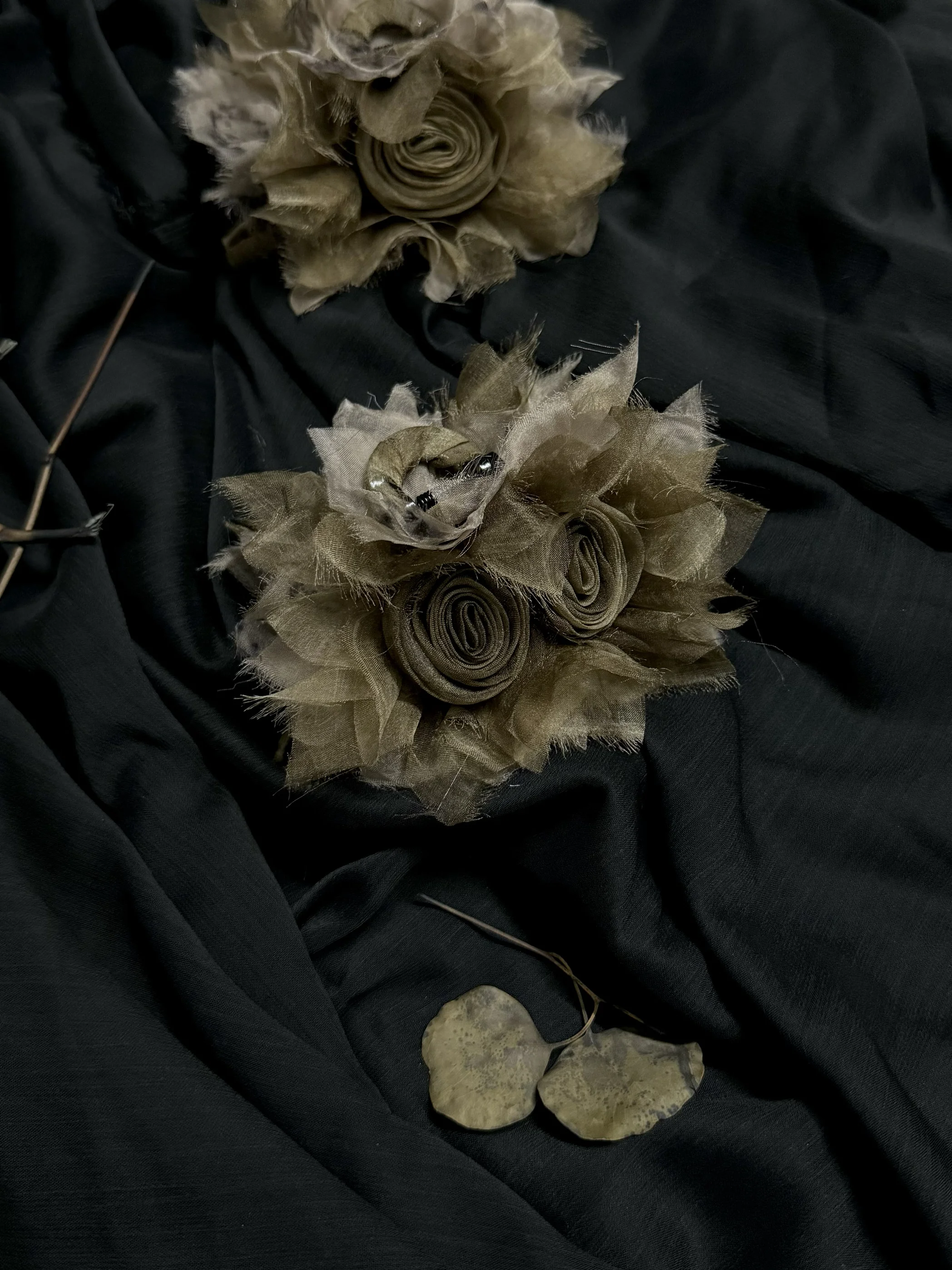 手作りオリジナルシルクローズ3dフラワーヘアクリップシャークバイトヘアアクセサリーヘッドウェア新作デザイン生地の鮮度保証