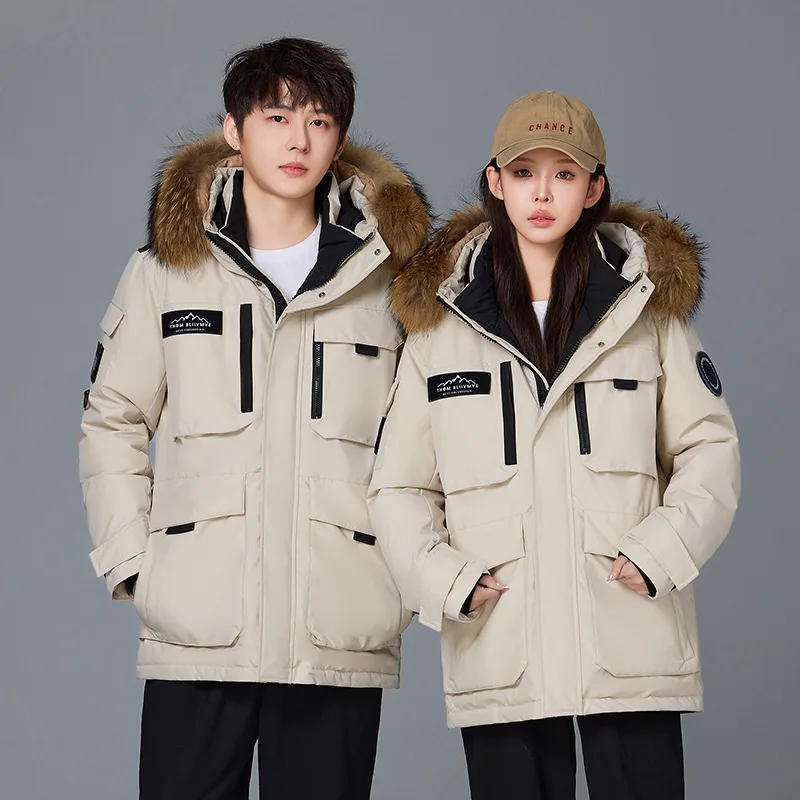سترة شتوية سميكة للخروج للرجال والنساء ماركة 2025 ، ملابس عمل فضفاضة بقلنسوة على طراز الزوجين ، معطف سترة دافئ ومقاوم للرياح