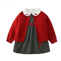 2024 Maglioni Set di vestiti per bambini Ragazze Cardigan Abiti di compleanno Battesimo per bambini Camicia bianca lavorata a maglia rossa Gilet 3 pezzi Maglieria Autunno