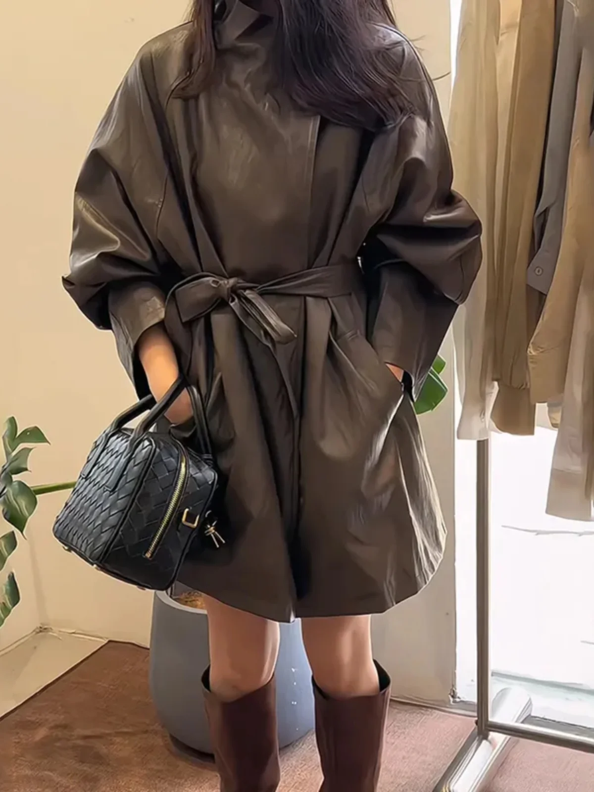 

Элегантная кожаная куртка средней длины для женщин: модный уличный стиль, антивозрастная, осенняя новинка, маленький размер, тренд сезона