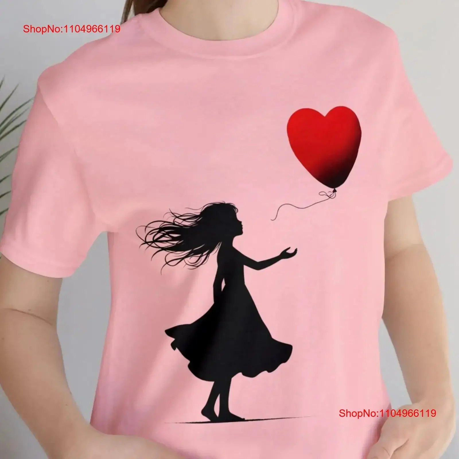 Camiseta con corazón globo chica alcanzando diseño rojo estampado artístico para amor simbólico esperanza Top vintage lavado transpirable Unisex
