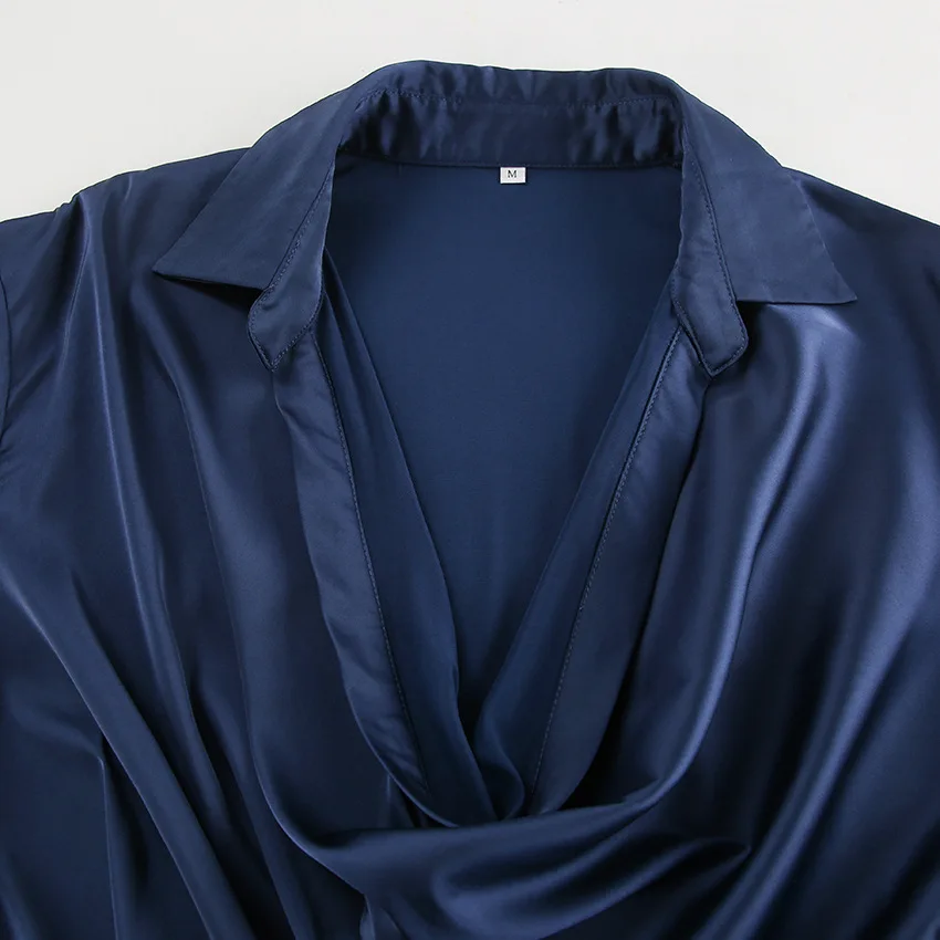 Elegancki niebieski temperament Czucie cienkiej i miękkiej matowej satyny Nieregularny kształt kołnierzyka Długie rękawy Kultywuj swój charakter moralny