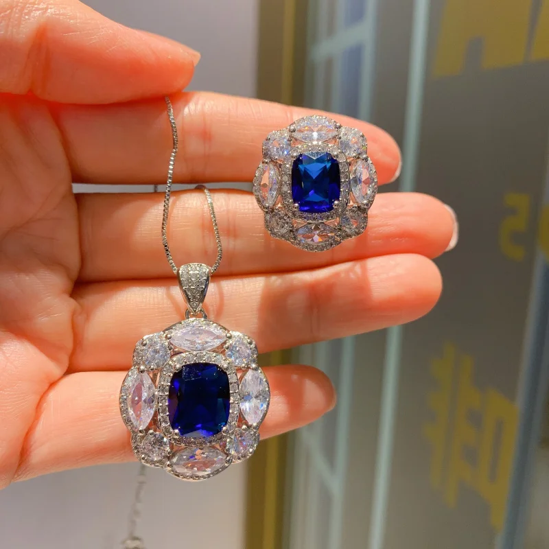 

Новый роскошный ювелирный набор в европейском и американском стиле с инкрустацией синими сапфирами, основной камень-подвеска 10*12, кольцо 8*10.