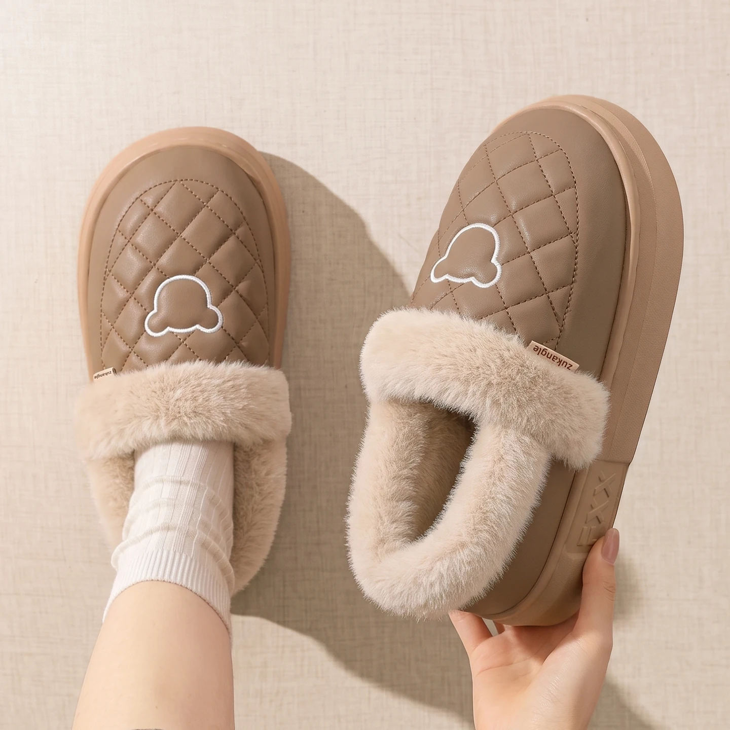 Winter-Wasserdichte Hausschuhe für Damen und Herren, mit dicker Sohle, warmem Plüschfutter, Bärenstickerei, rutschfest, weich, elastisch, für den Innenbereich. – Detail 18